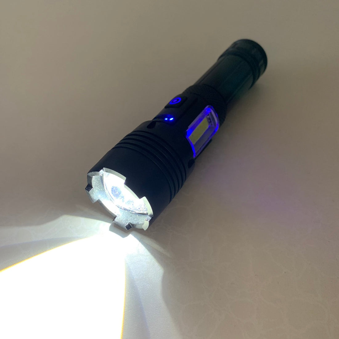 懐中電灯は充電式もおすすめ!