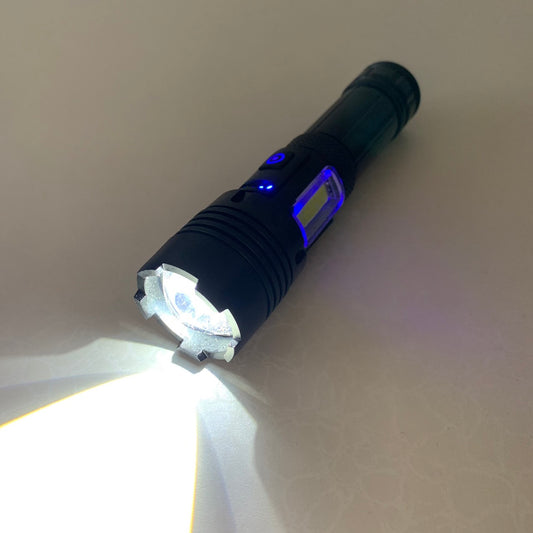 懐中電灯は充電式もおすすめ!